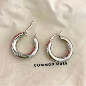 COMMON MUSE SILVER HOOP EARRINGS